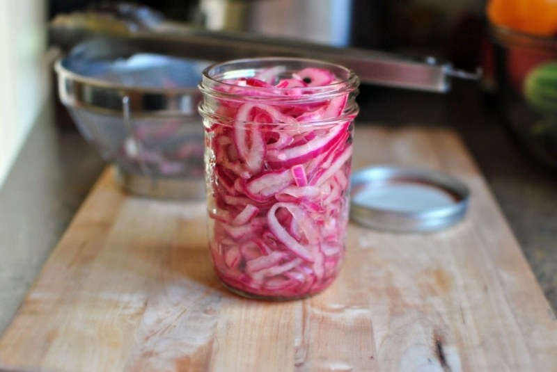 Маринованный красный лук