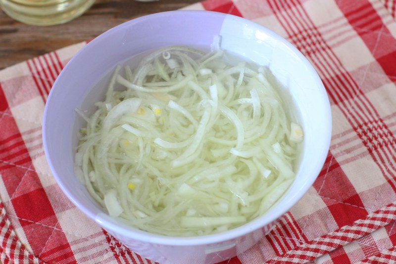 Селёдка с уксусом и луком
