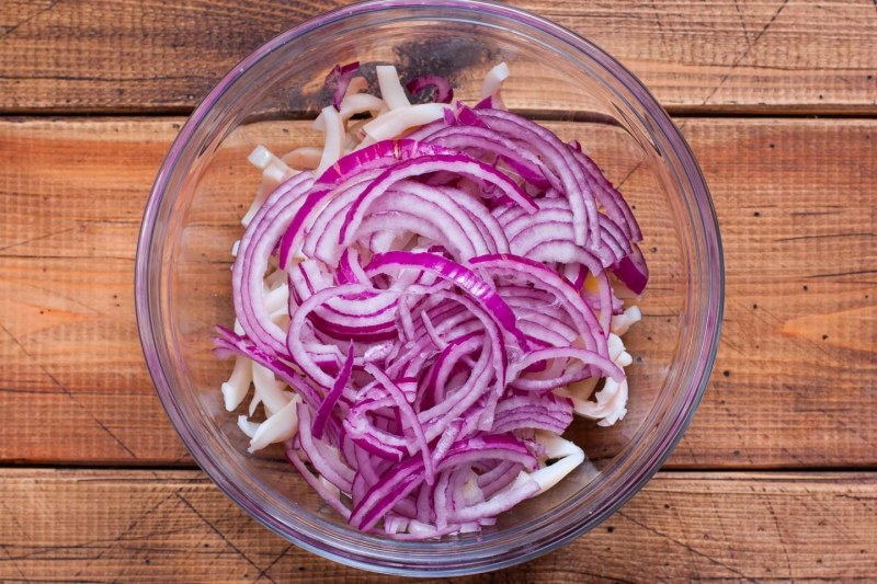 Маринованный красный лук