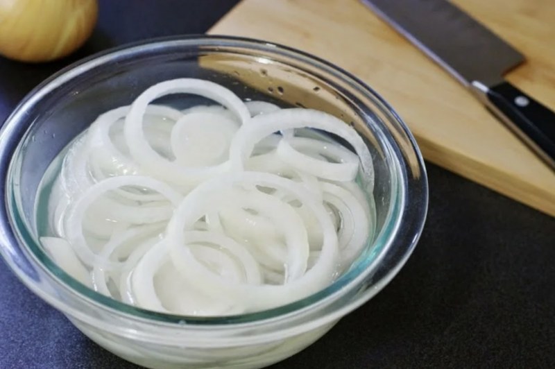 Щука соленая с луком