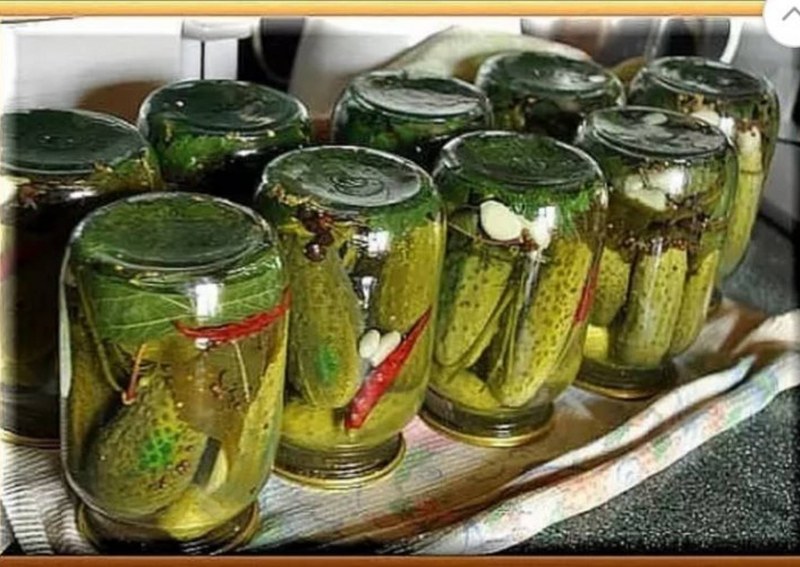 Огурцы в банках