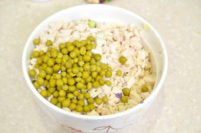 Салат Оливье с горошком