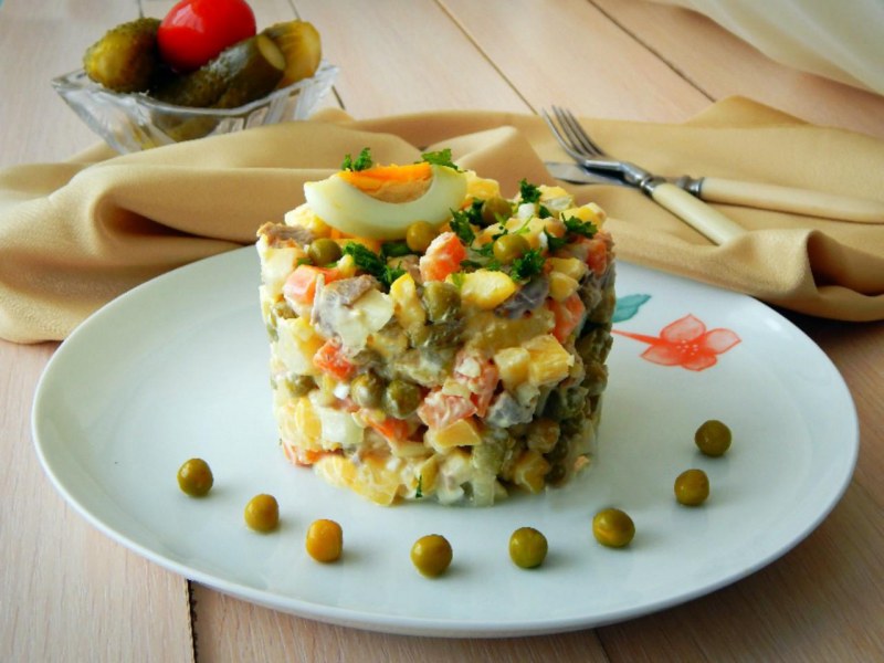 Салат столичный с курицей