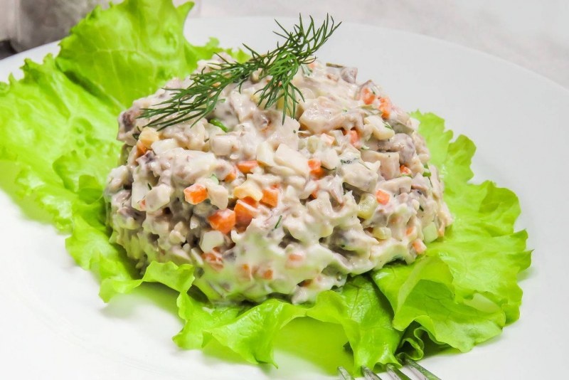 Салат с языком и зеленым горошком