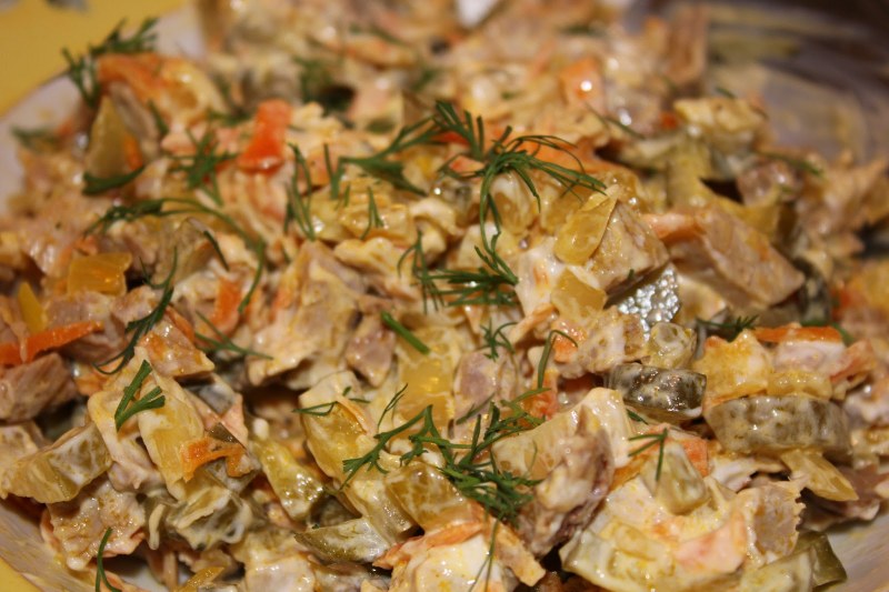 Салат Обжорка с куриной печенью