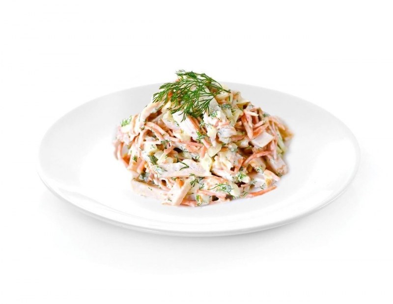 Салат с фасолью и копченой колбасой и помидорами