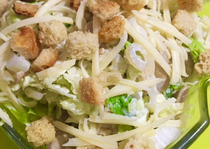 Салат с сухариками и кукурузой и колбасой