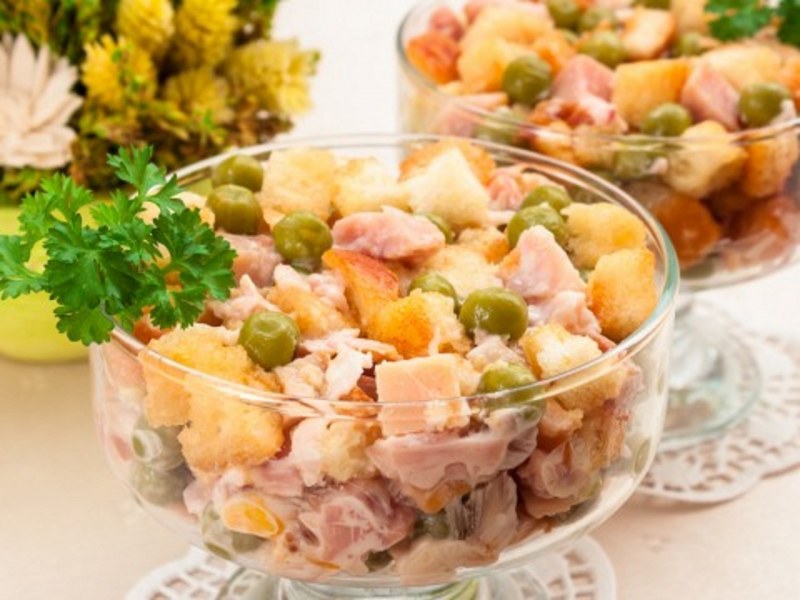 Салат Обжорка с сухариками