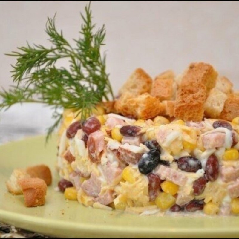 Салат с копченой колбасой и морковью