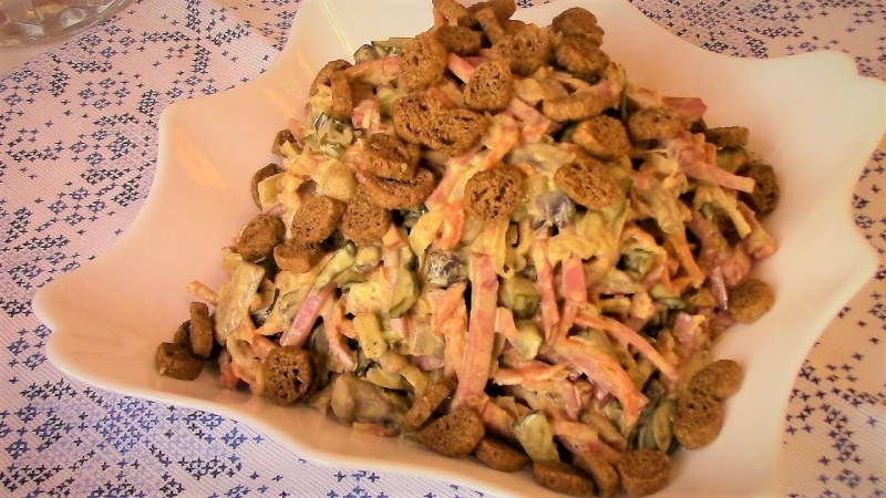 Салат Обжорка с сухариками