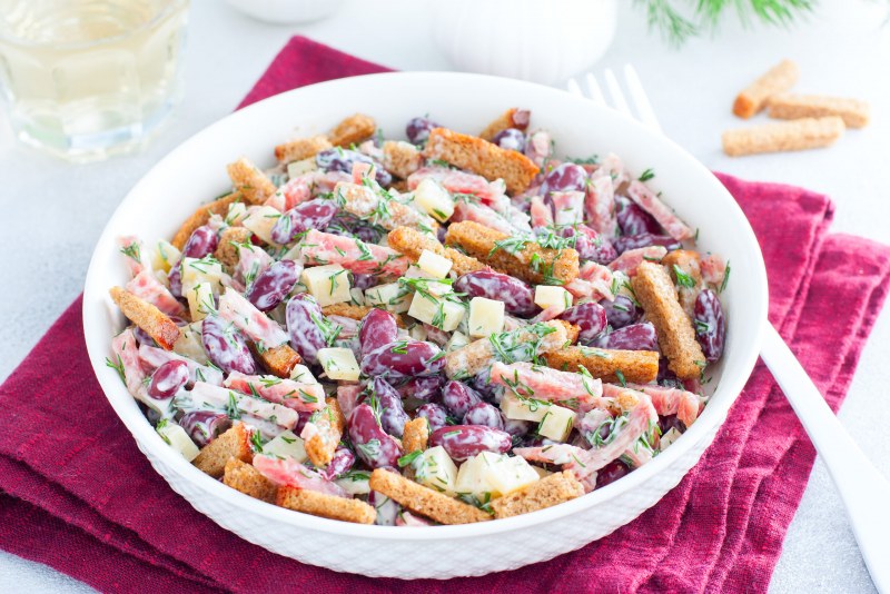 Салат из копчёной курицы с корейской морковкой и фасолью и сухариками