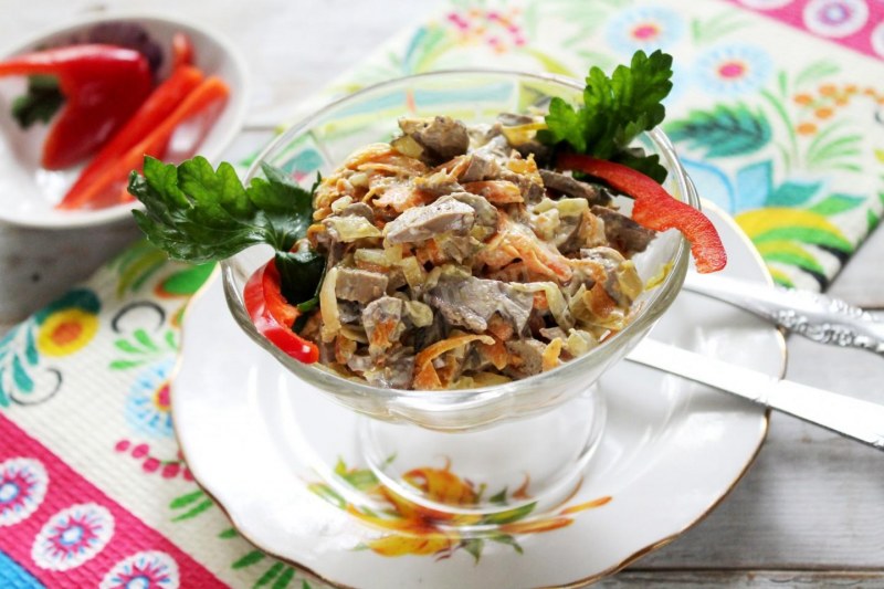 Салат с копчёной куринной грудкой и красной фасолью