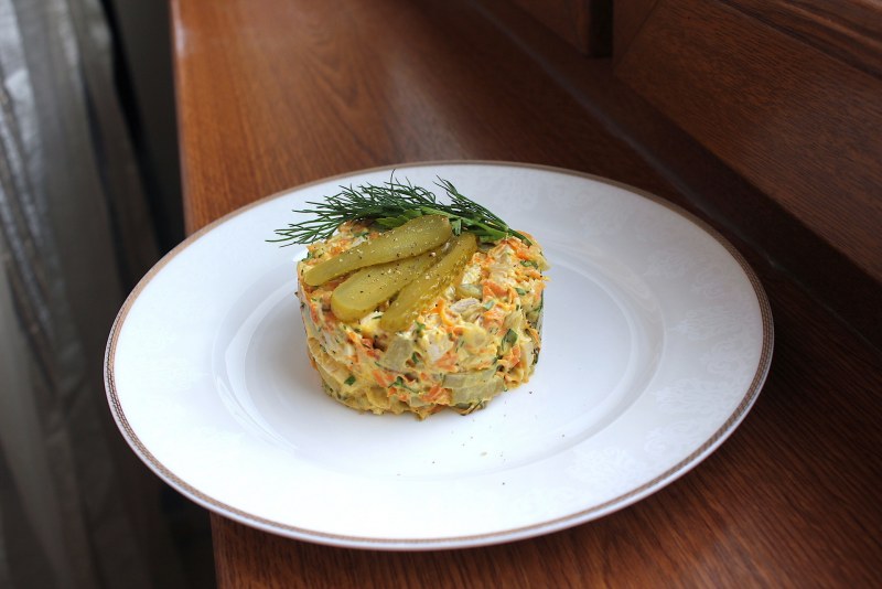 Салат из печени с сухариками