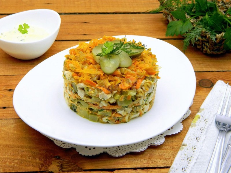 Салат с морковкой и сухариками