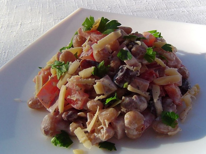 Салат с фасолью и курицей и корейской морковью