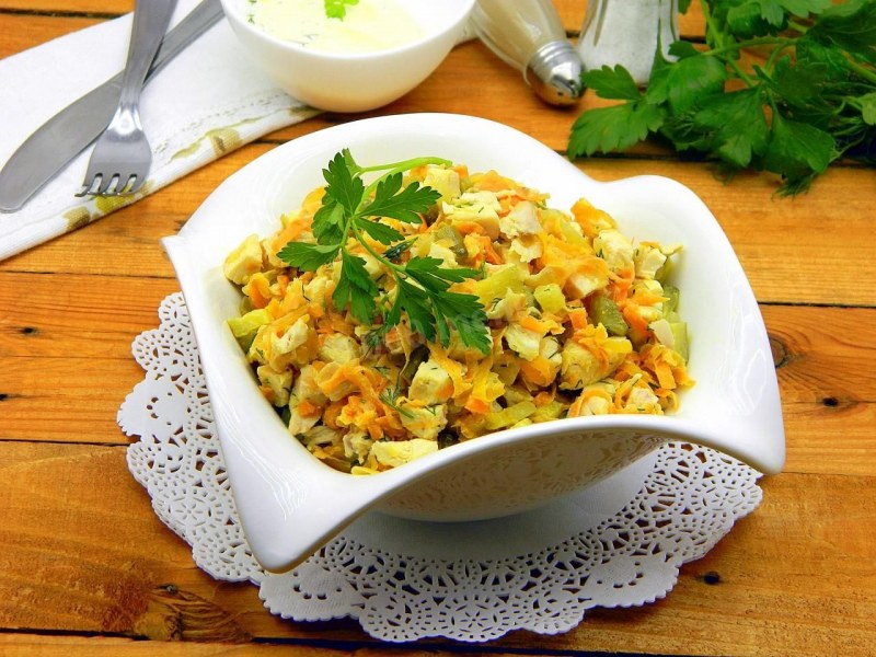 Салат с кириешками и копченой колбасой