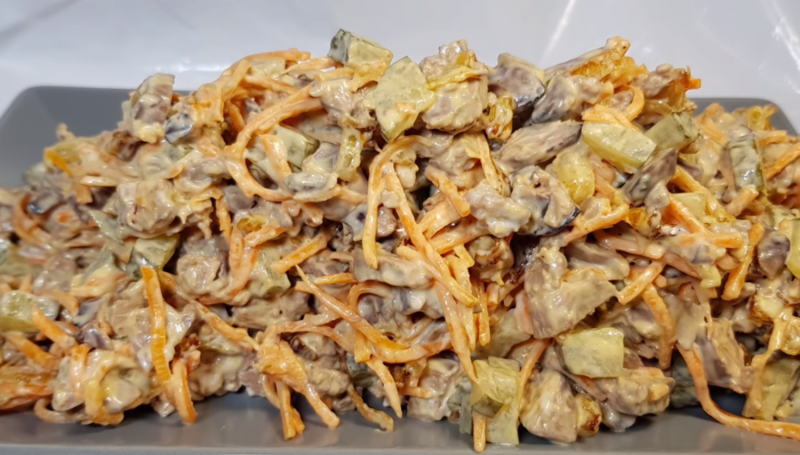 Салат с курицей и солеными огурцами горошком