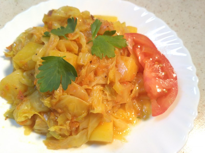 Овощное рагу с капустой и картошкой