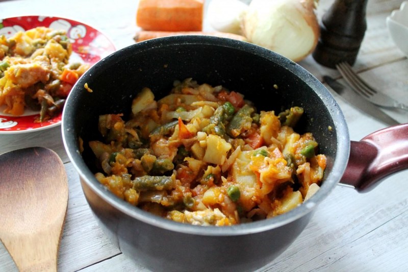 Овощное рагу с капустой и картошкой