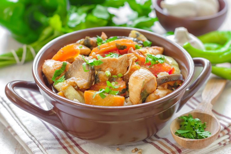 Курица тушеная с овощами