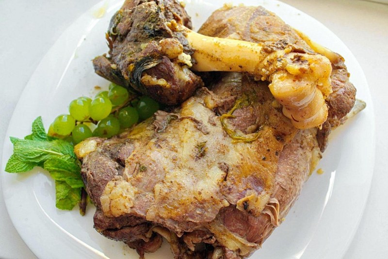 Косуля запеченная в духовке