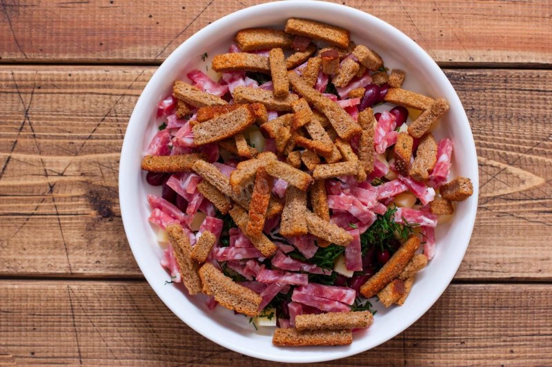 Салат с сухариками и копченой колбасой