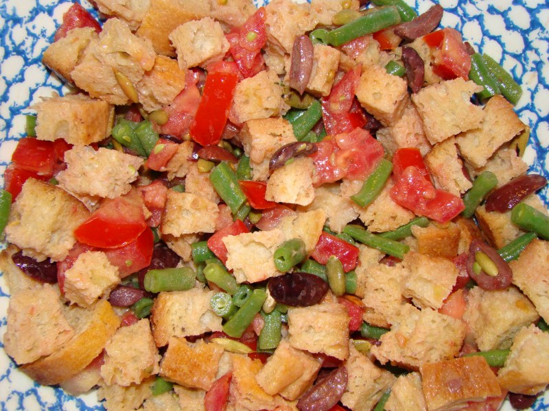 Салат с сухариками и кукурузой и колбасой и огурцом