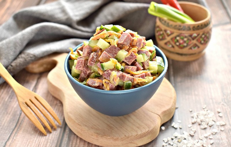 Салат с фасолью и сухариками и кукурузой