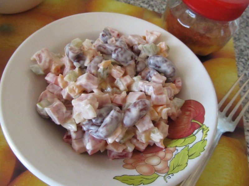 Салат Обжорка классический с фасолью