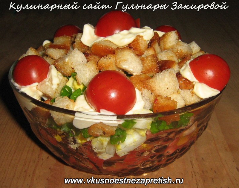 Салат с сухариками и копченой колбасой
