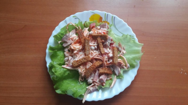 Салат с фасолью и сухариками