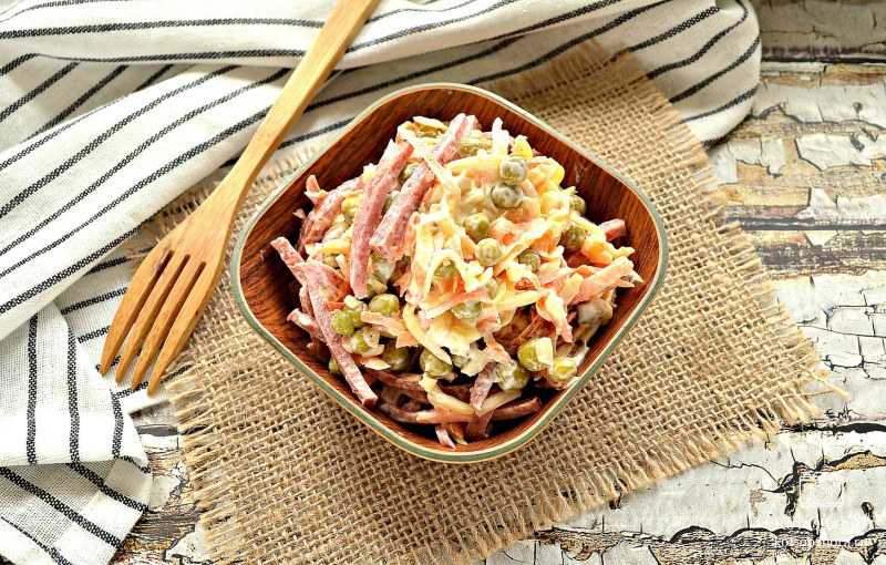 Салат с фасолью и копченой колбасой