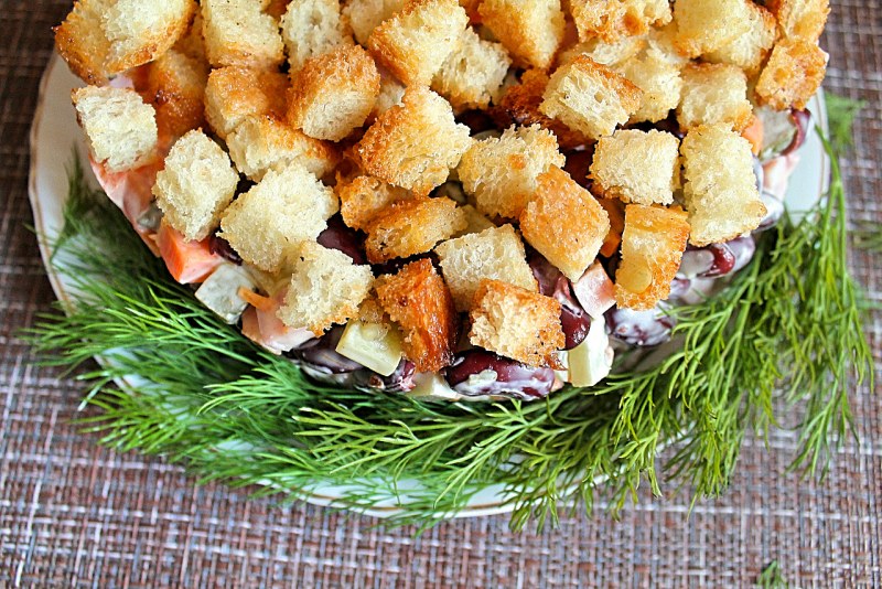 Салат с копченой колбасой и морковью