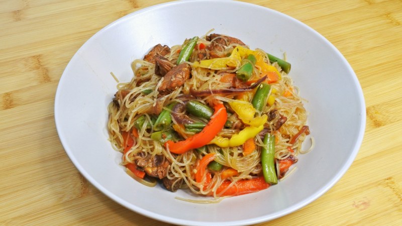 Фунчоза с курицей и овощами