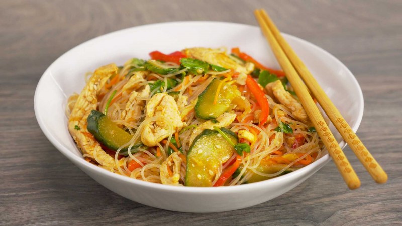 Фунчоза с курицей и овощами