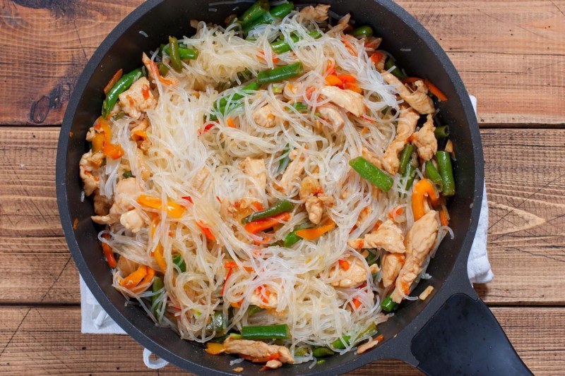 Фунчоза с куриной грудкой и овощами