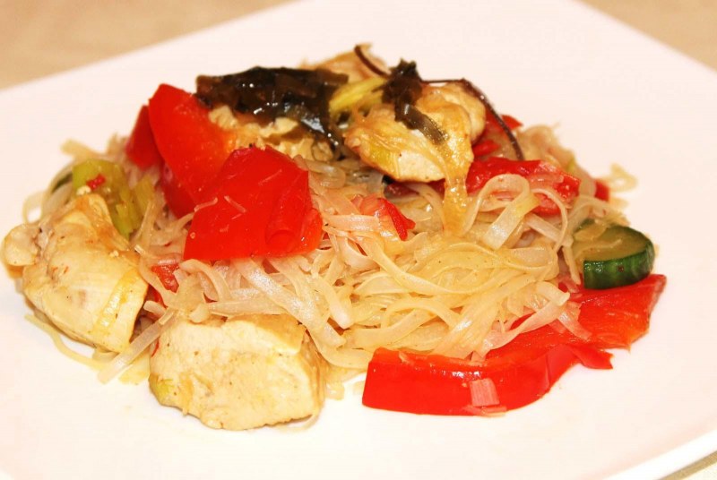 Фунчоза с курицей и овощами