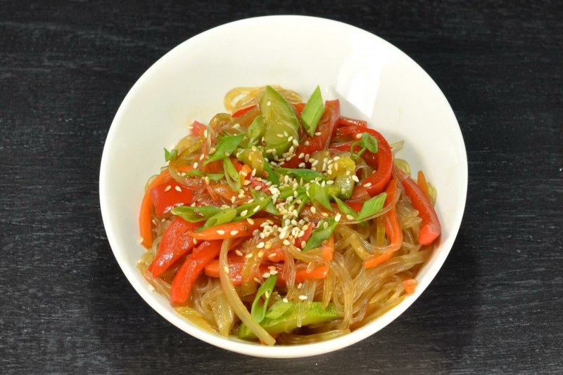 Салат с фунчозой и курицей и кунжутом