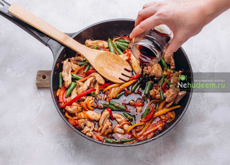 Фунчоза с куриной грудкой и овощами