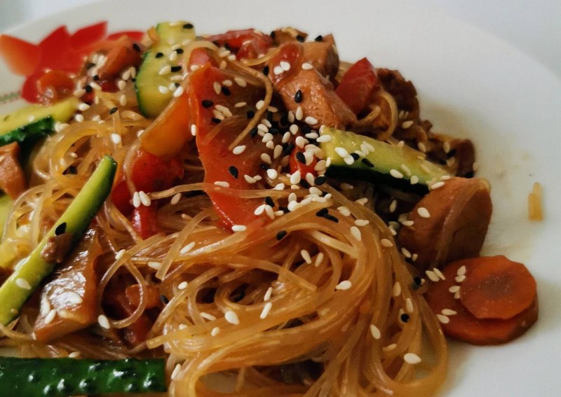 Фунчоза с курицей и овощами
