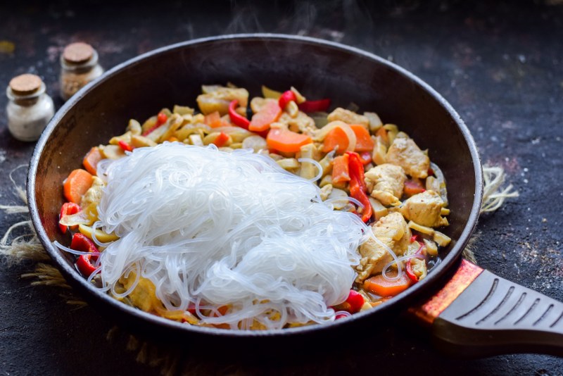 Фунчоза с курицей и овощами