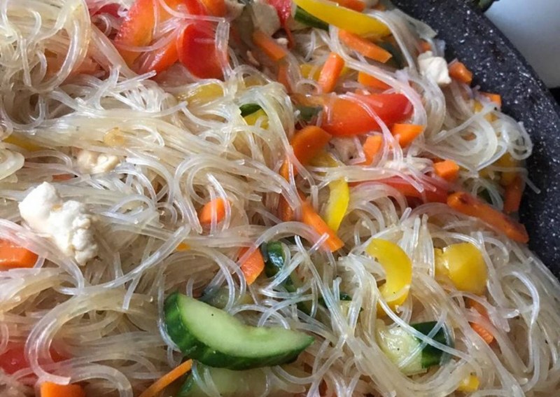Фунчоза с курицей и овощами
