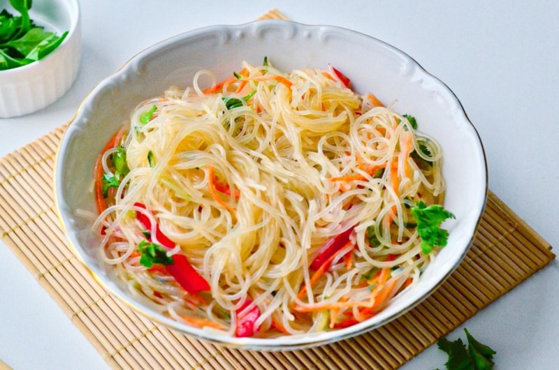 Фунчоза с курицей и овощами рецепт с соевым соусом в сковороде
