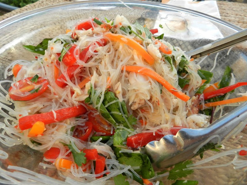 Китайская кухня фунчоза с курицей