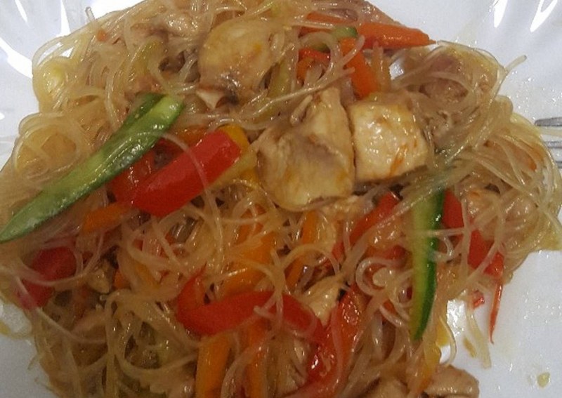 Фунчоза с курицей и морковью