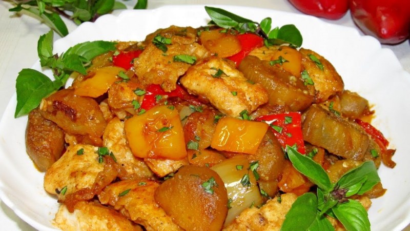 Куриное филе в карамели с баклажанами