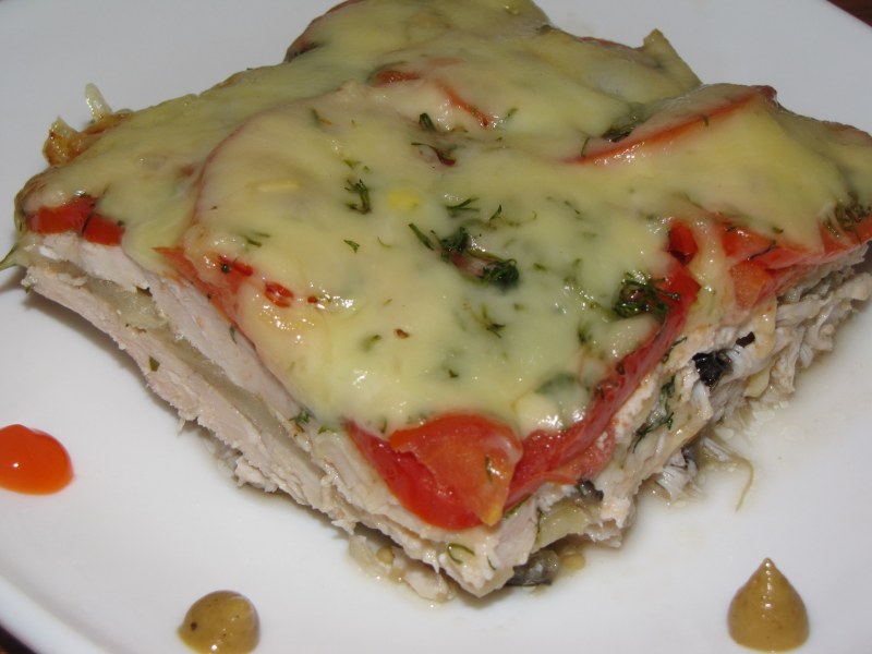 Запеканка с баклажанами и куриной грудкой и помидорами