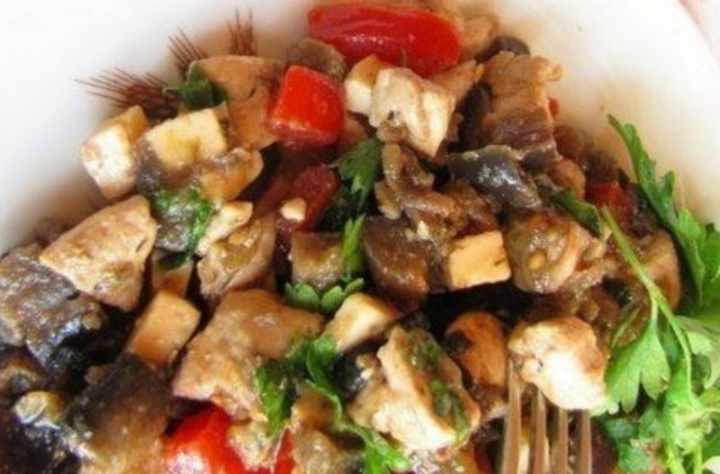 Салат с курицей и баклажанами