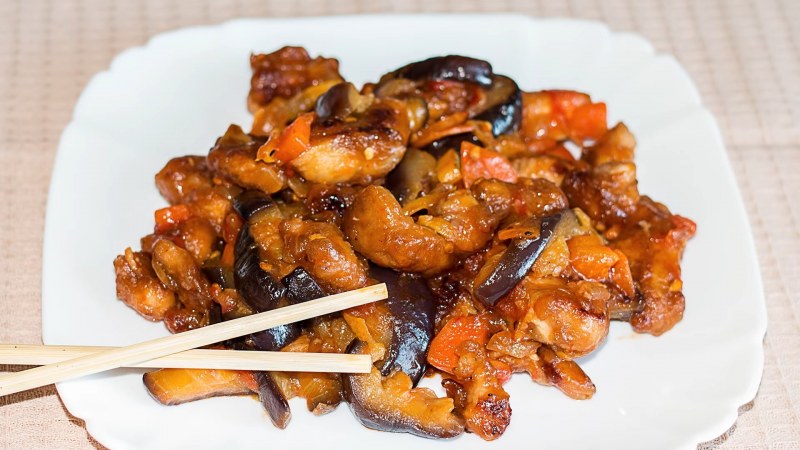 Рулетики из баклажанов с куриной грудкой
