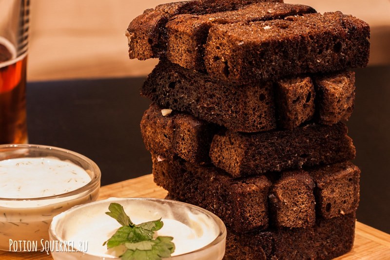 Гренки с чесноком из черного хлеба